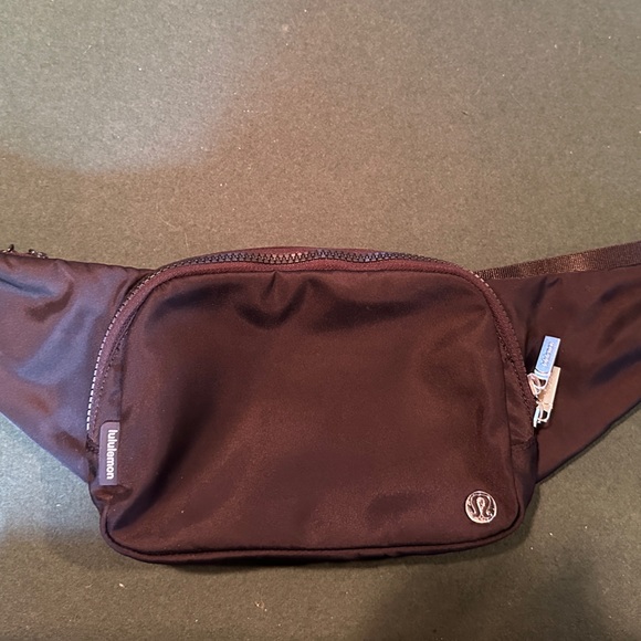 RARE Lululemon everywhere belt bag 2.5L - Picture 3 of 7